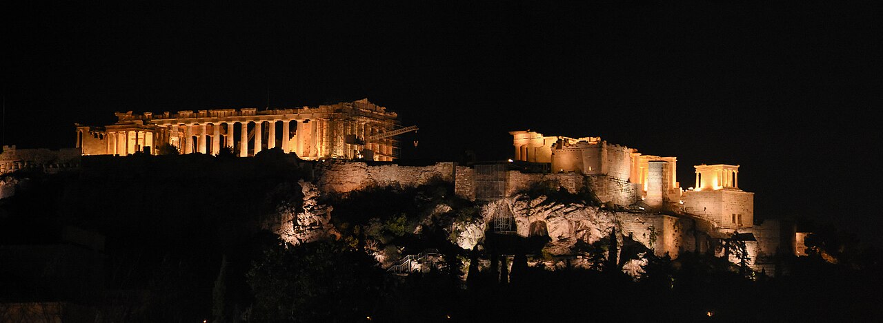 Πανοραμική νυχτερινή θέα της Αθήνας με τη φωτισμένη Ακρόπολη, την πόλη όπου αναζητούνται οι περισσότερες ροζ αγγελίες και αγγελίες συνοδών